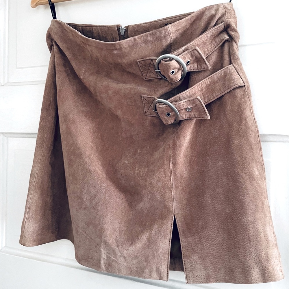 90’s does 60’s 🖤 vintage suede miniskirt w/ slit